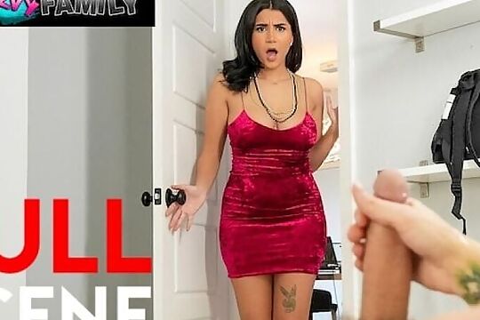 Roxie Sinner XXX - Wow My Hot Stepsis Started off My New Year's by Swallowing My Load