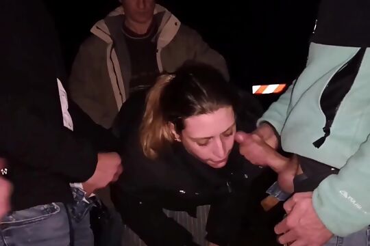  XXX - dogging nocturne j offre des bites a ma chienne